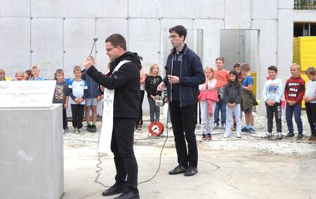 Temeljni kamen oddelčnega vrtca je blagoslovil cerkljanski župnik Martin Leban ob asistenci cerkljanskega kaplana Luka Anžiča